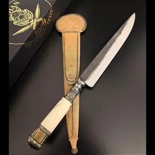 Faca Brutforged com cabo em canela de avestruz e símbolo do RS