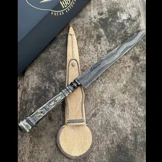 Faca em aço damasco linear com cabo em alpaca cinzelada à mão